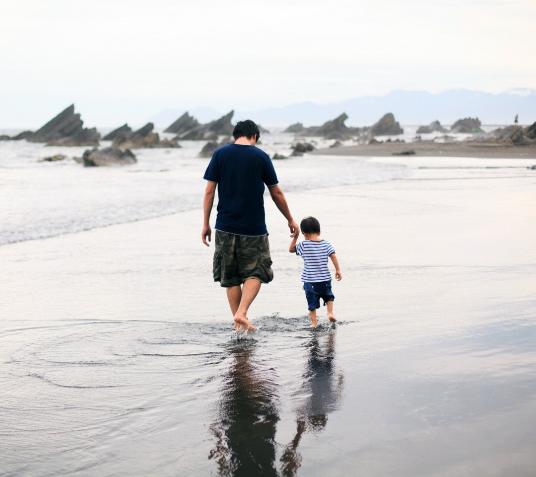 Fondo de pantalla Father And Child Walking By Beach 1080x960