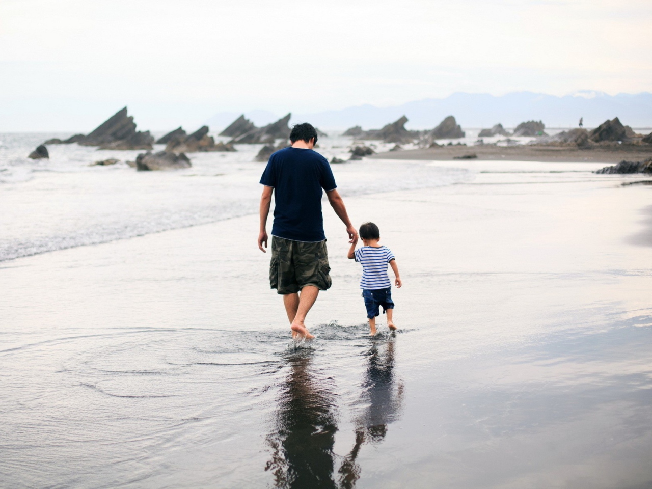 Fondo de pantalla Father And Child Walking By Beach 1280x960