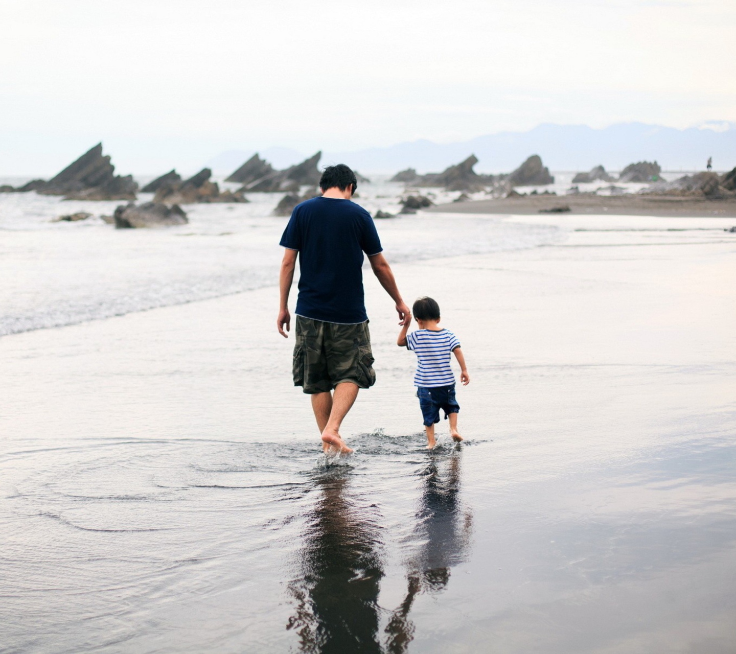 Screenshot №1 pro téma Father And Child Walking By Beach 1440x1280