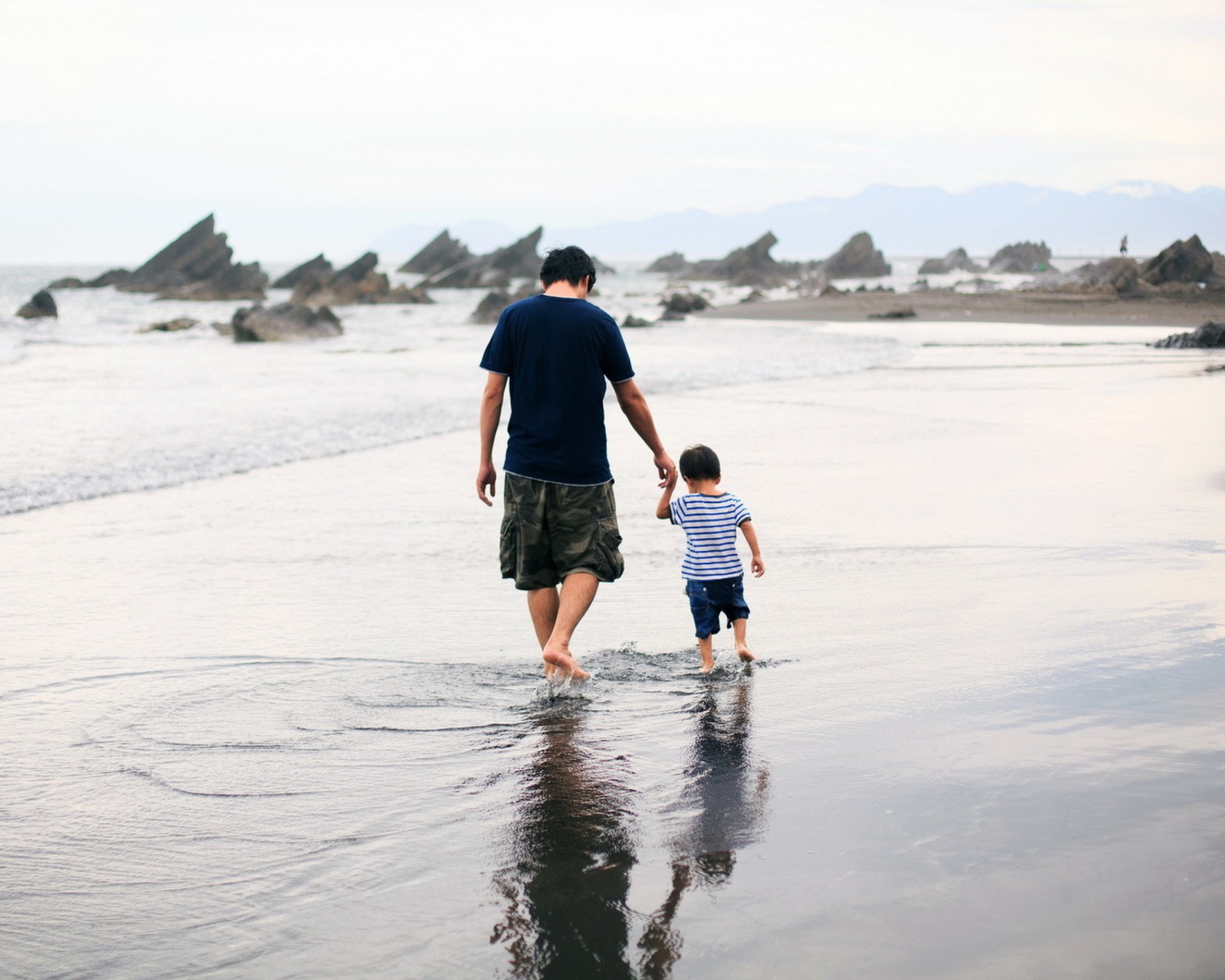 Father And Child Walking By Beach wallpaper 1600x1280