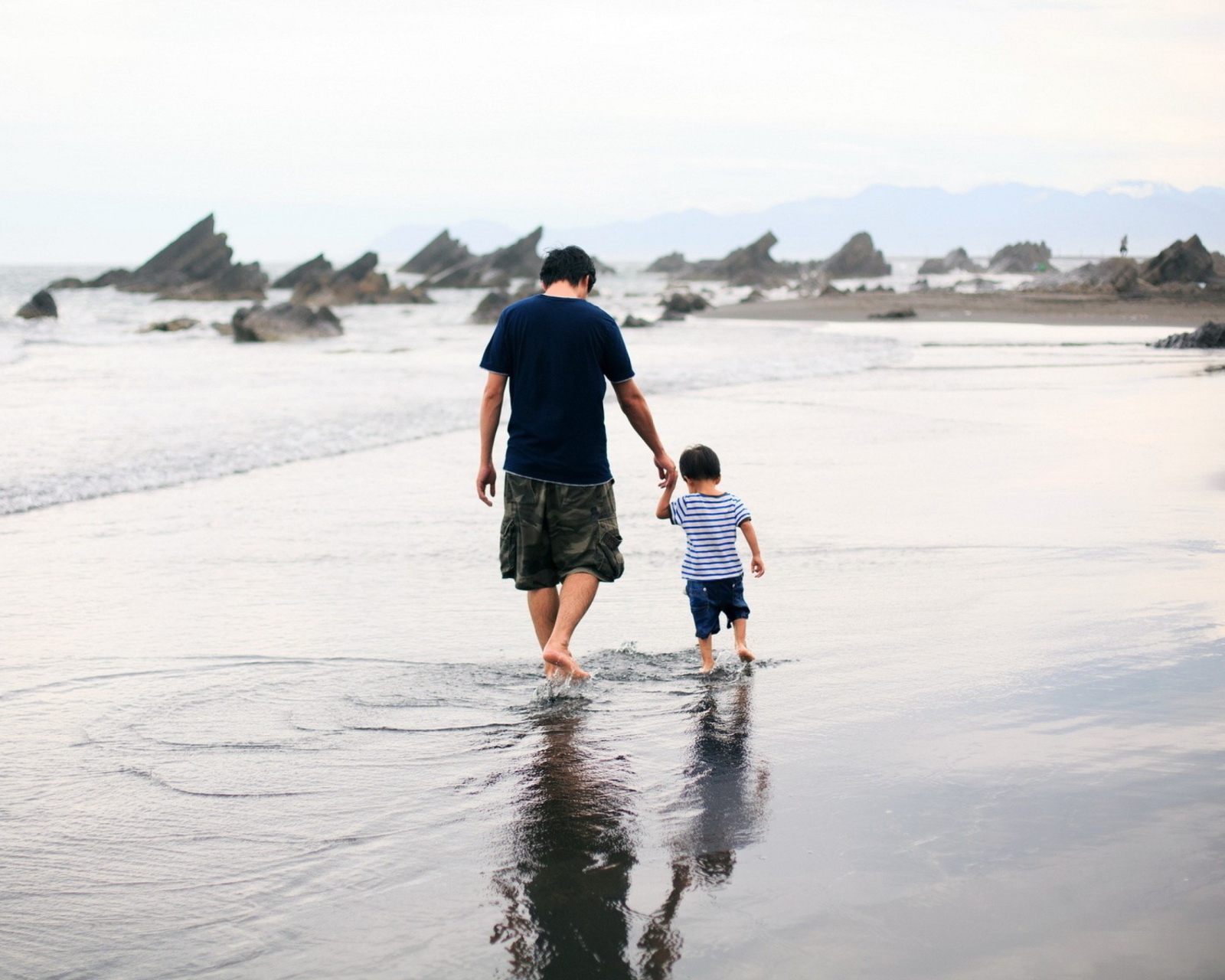 Screenshot №1 pro téma Father And Child Walking By Beach 1600x1280