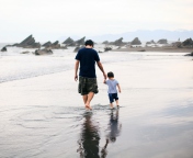 Screenshot №1 pro téma Father And Child Walking By Beach 176x144