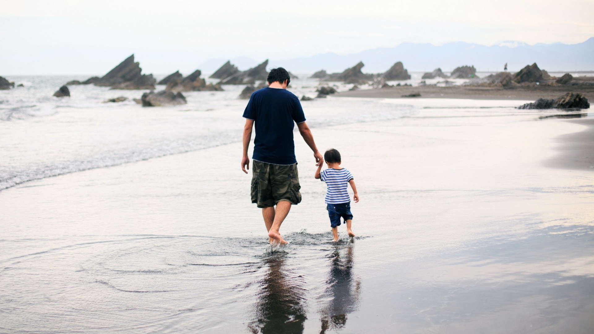 Sfondi Father And Child Walking By Beach 1920x1080
