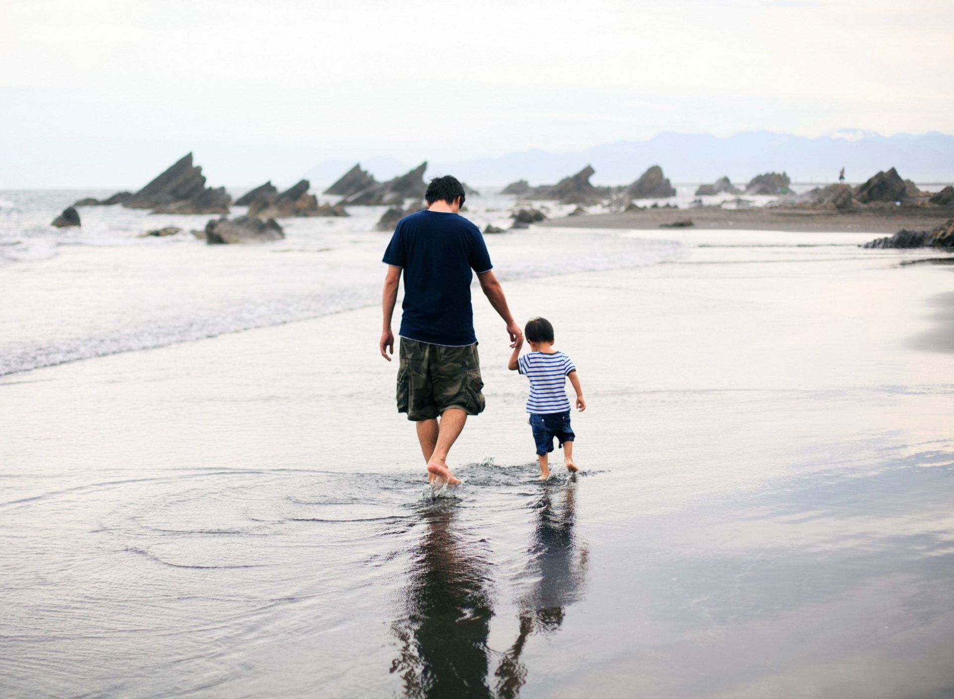 Das Father And Child Walking By Beach Wallpaper 1920x1408