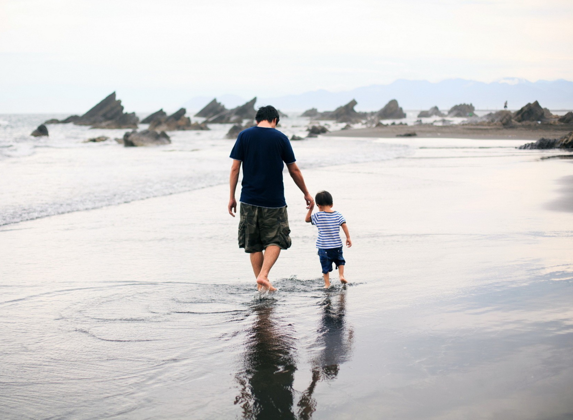 Screenshot №1 pro téma Father And Child Walking By Beach 1920x1408