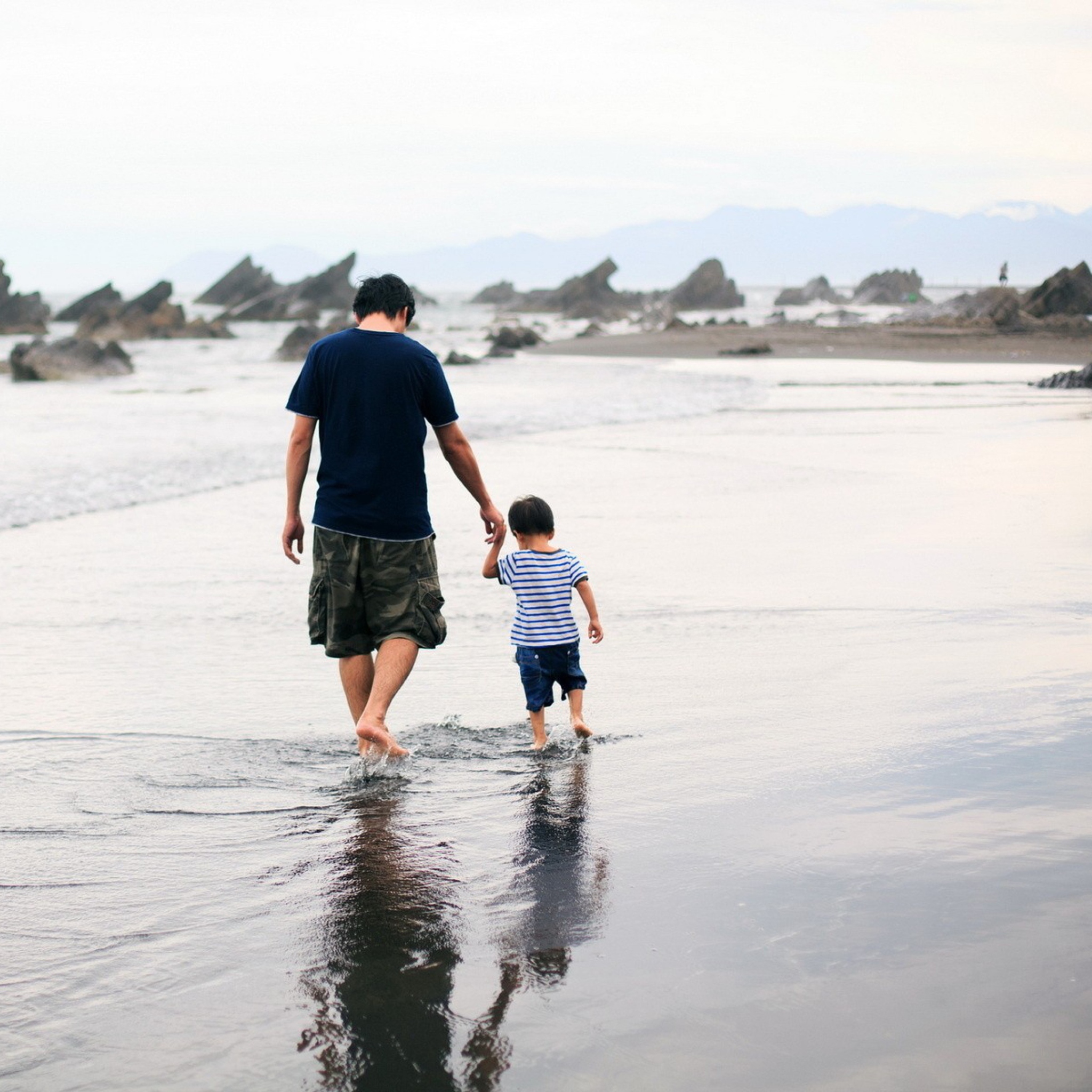 Fondo de pantalla Father And Child Walking By Beach 2048x2048
