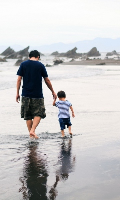 Das Father And Child Walking By Beach Wallpaper 240x400