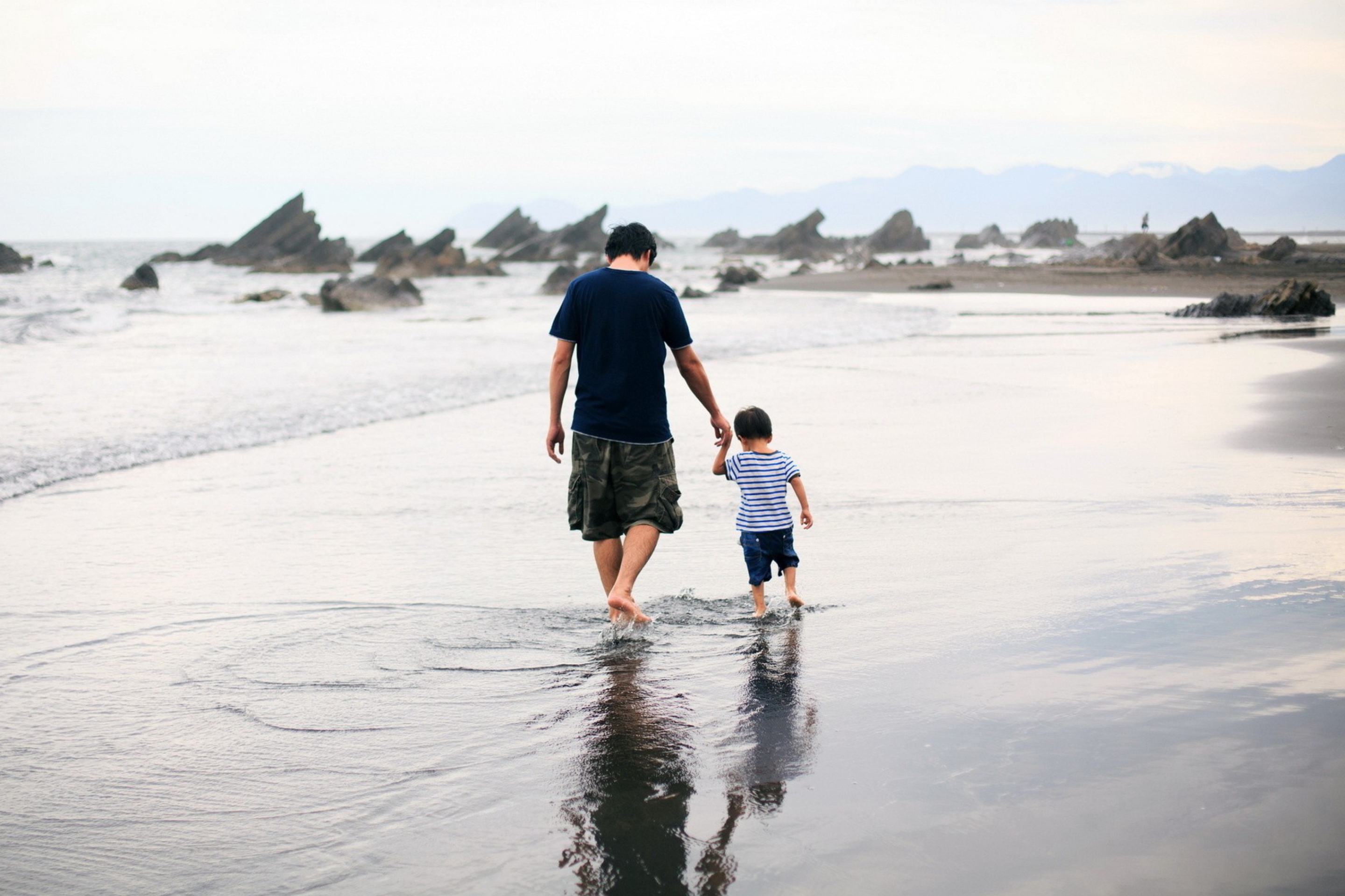 Das Father And Child Walking By Beach Wallpaper 2880x1920