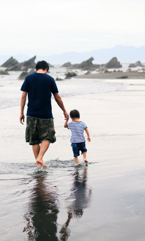 Das Father And Child Walking By Beach Wallpaper 480x800