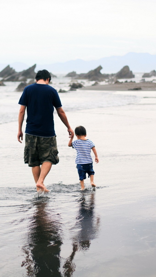 Das Father And Child Walking By Beach Wallpaper 640x1136