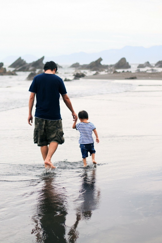 Das Father And Child Walking By Beach Wallpaper 640x960