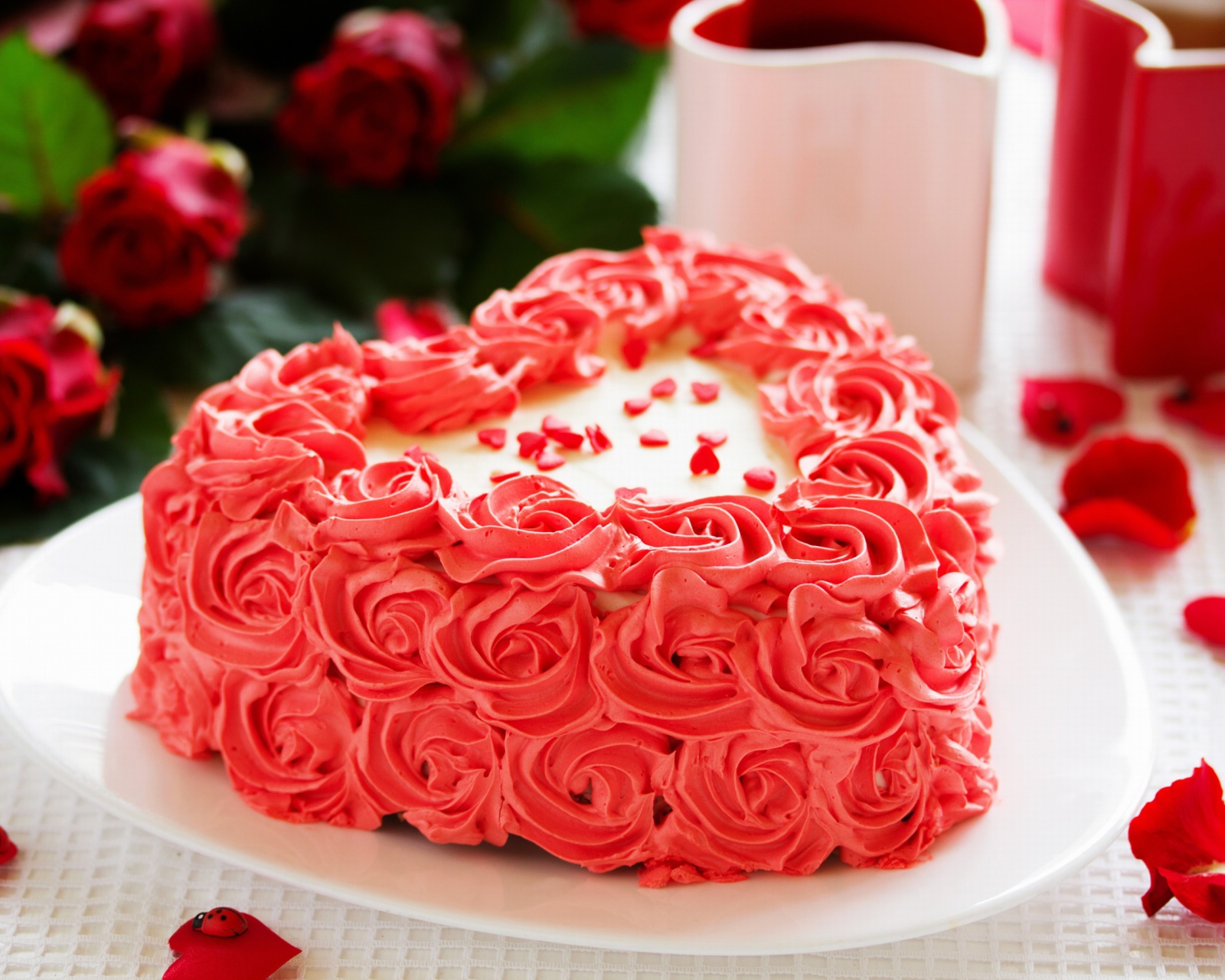 Обои Sweet Red Heart Cake 1600x1280
