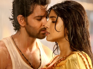 Hrithik Priyanka Chopra In Agneepath wallpaper 320x240