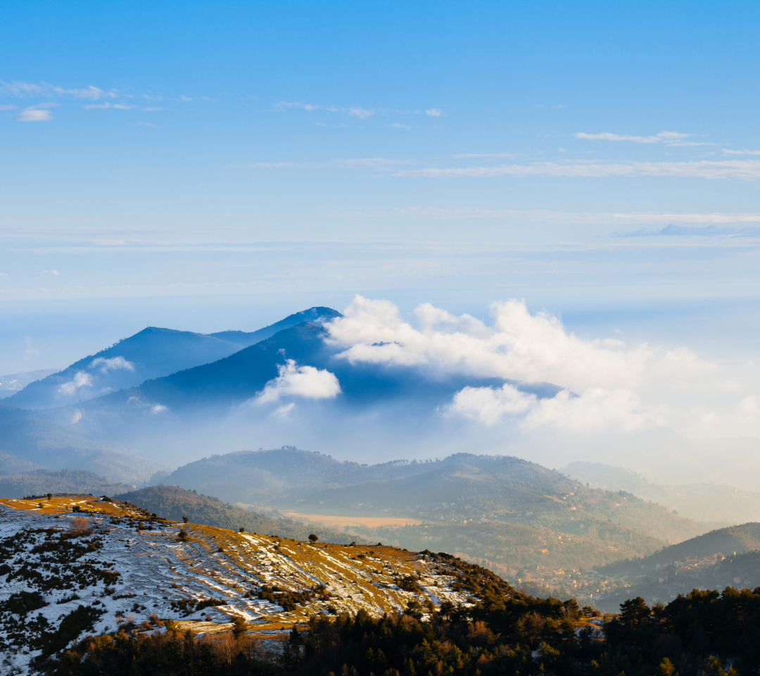 Sfondi Clouds Over Blue Mountains 1080x960