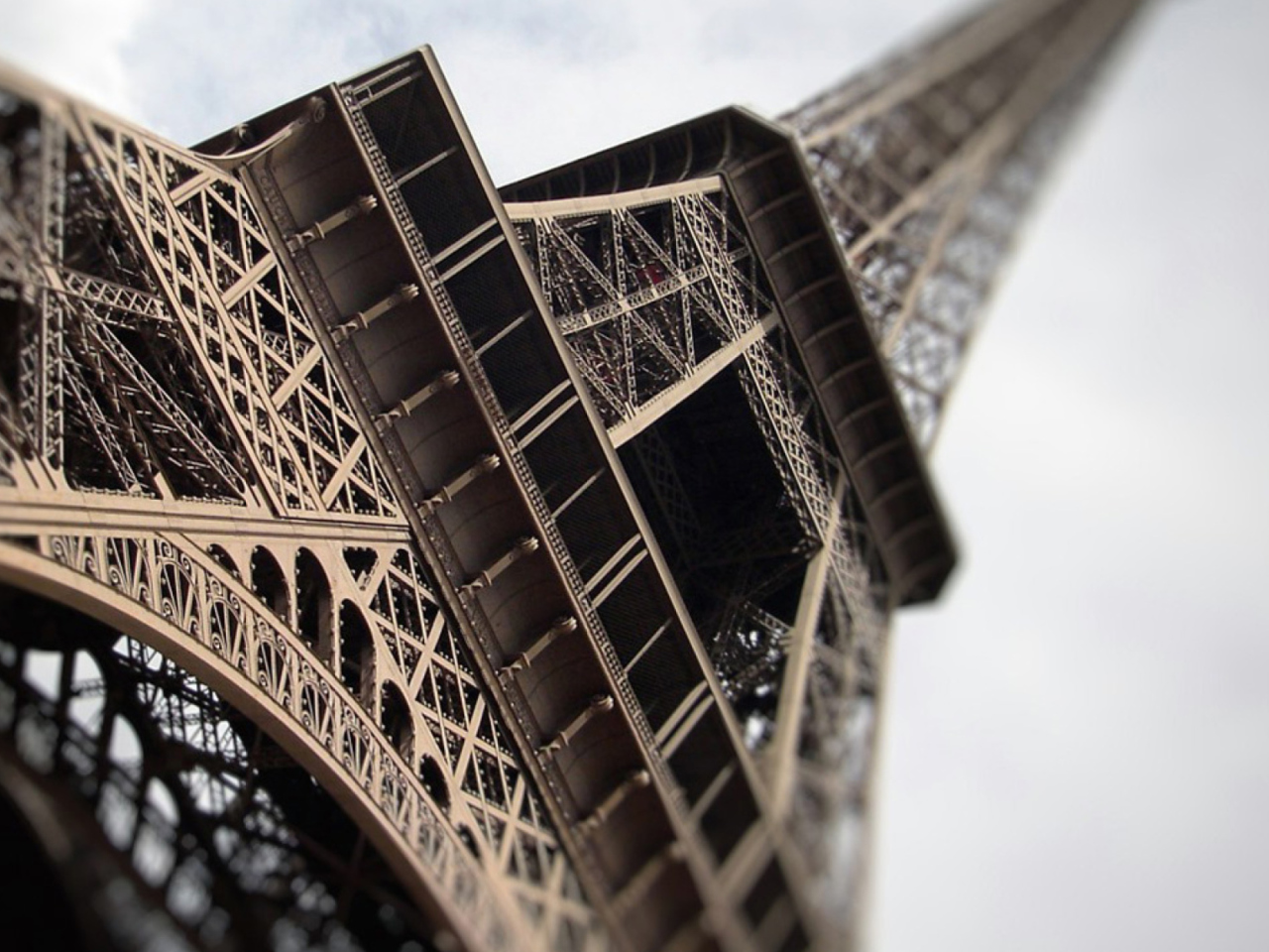 Das Eiffel Tower Paris Wallpaper 1280x960