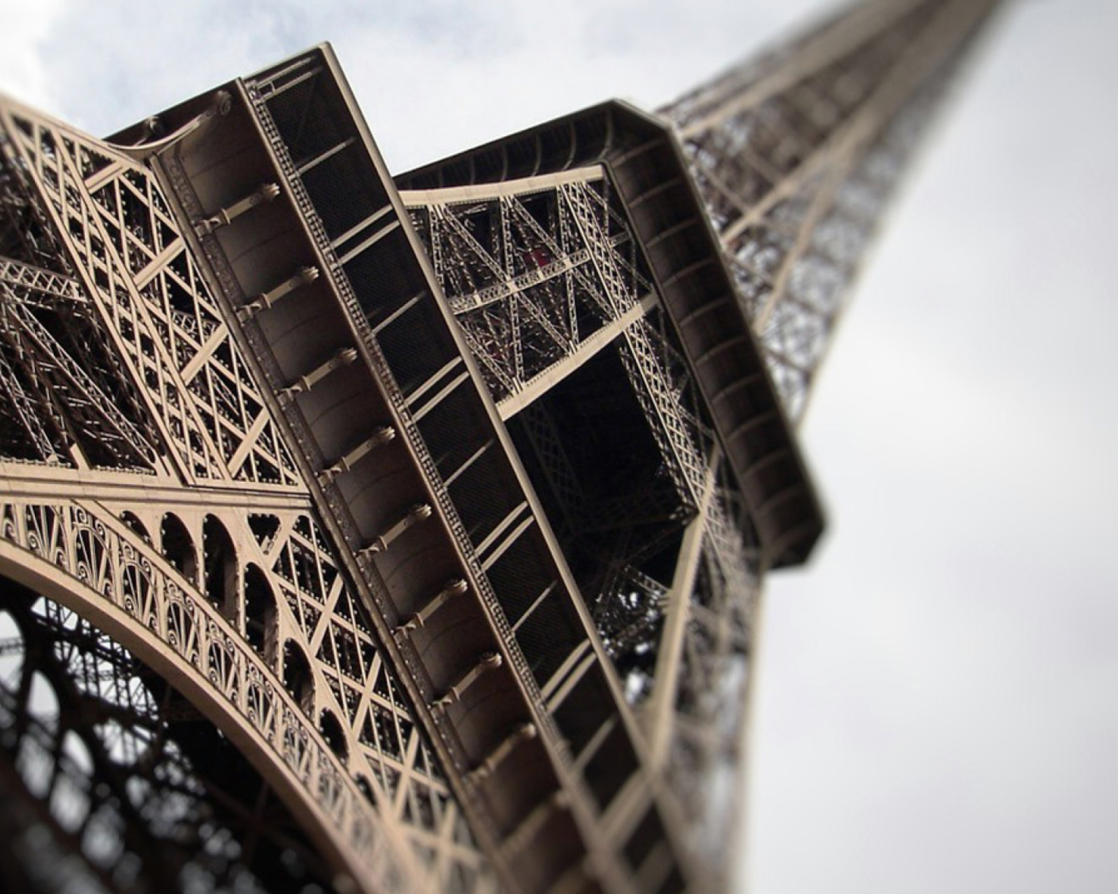 Das Eiffel Tower Paris Wallpaper 1600x1280