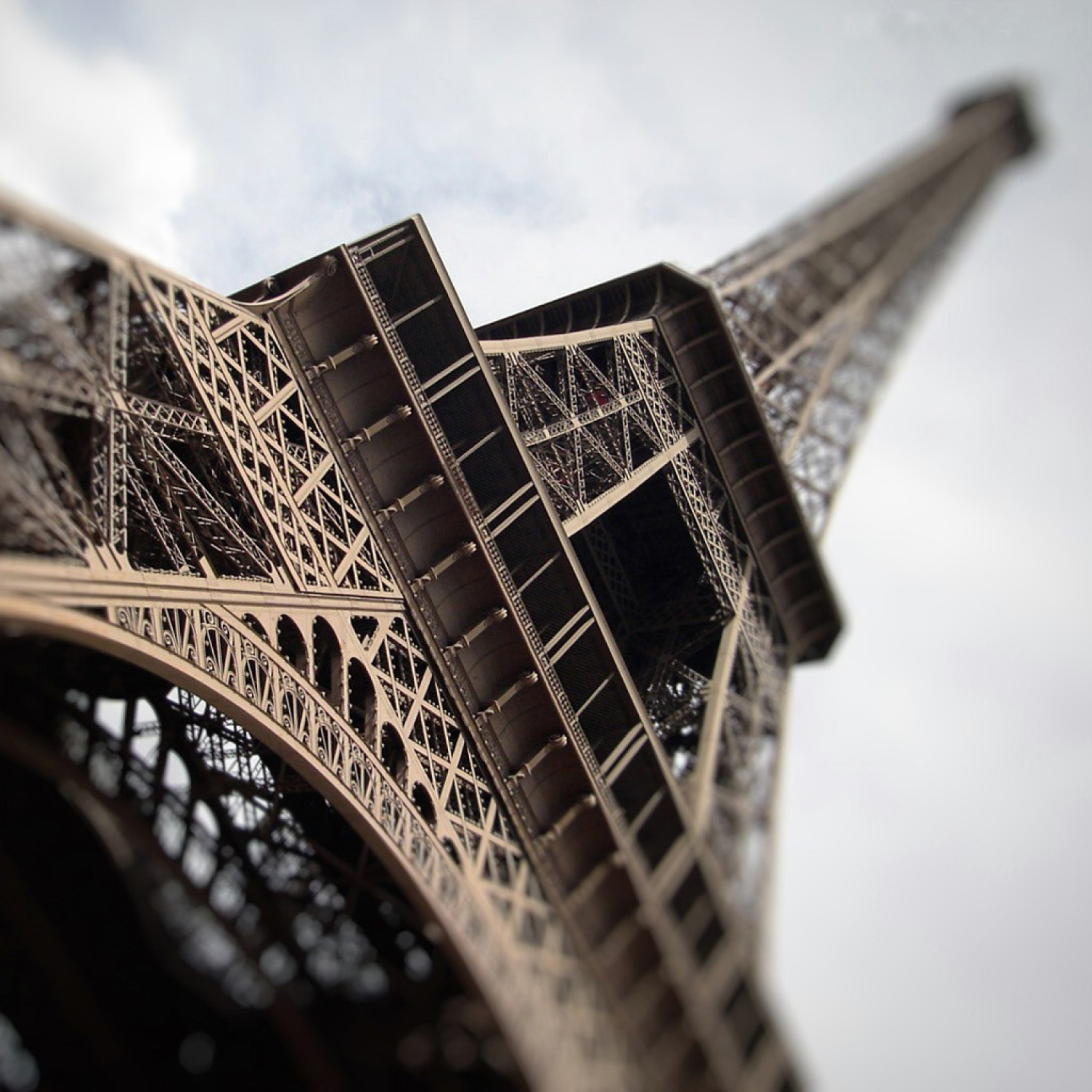 Обои Eiffel Tower Paris 2048x2048