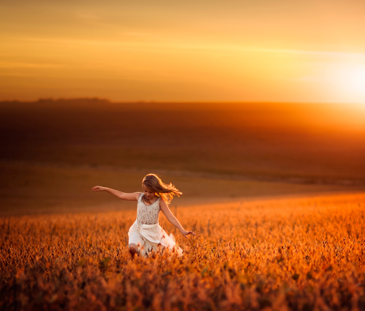 Screenshot №1 pro téma Little Girl In Fields Of Gold 1200x1024