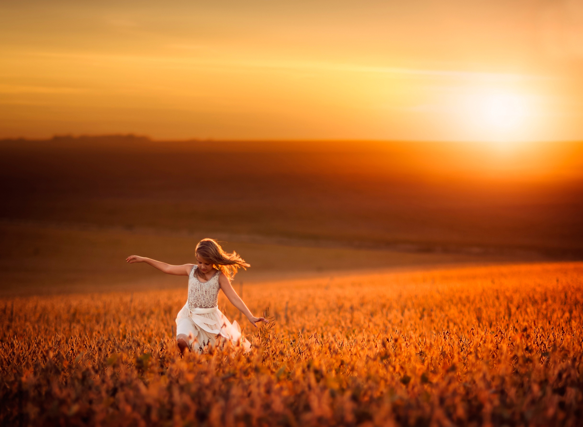 Screenshot №1 pro téma Little Girl In Fields Of Gold 1920x1408