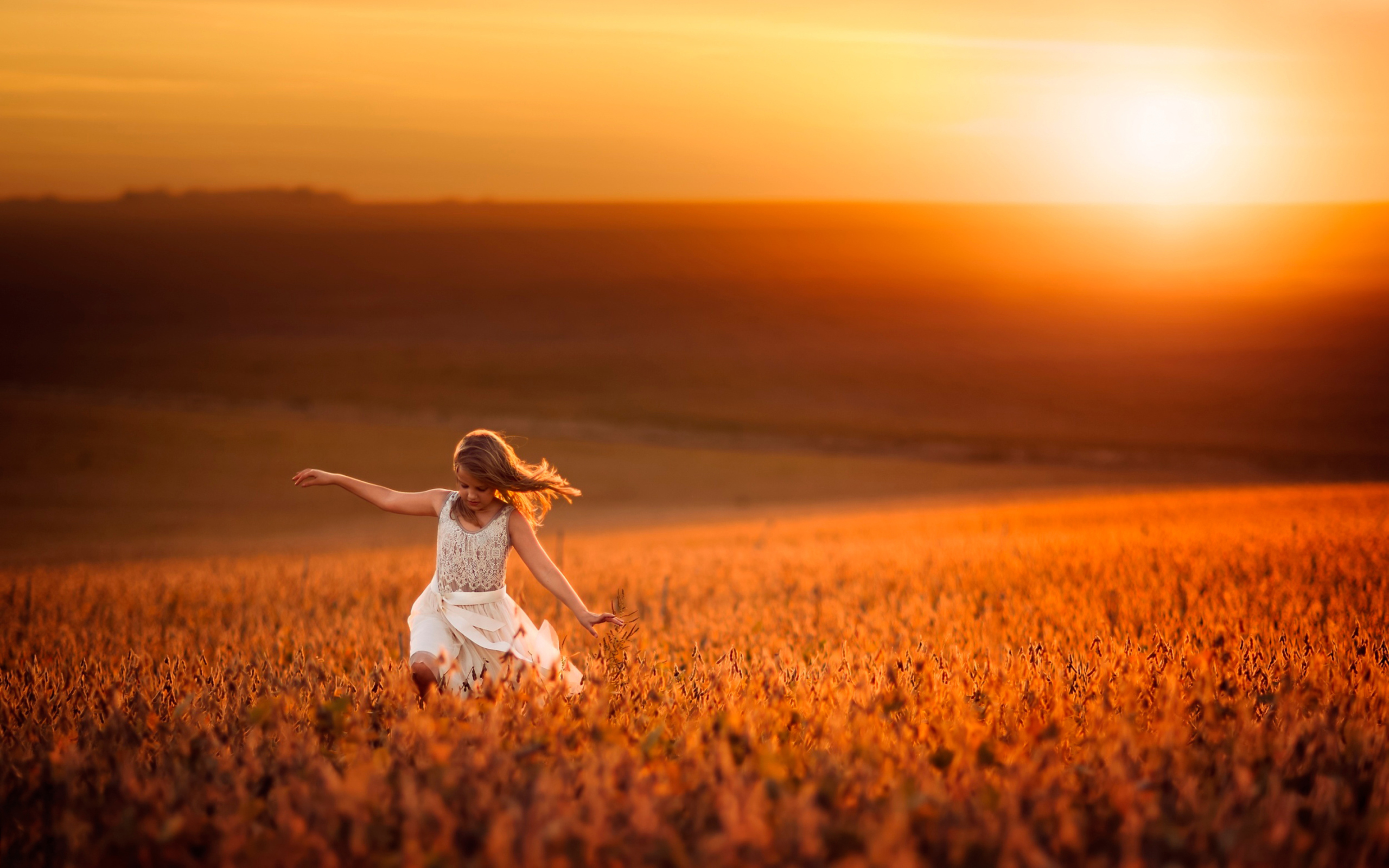 Бегу по ветру песня. Счастливая девушка. Девочка в поле. Девушка и солнце. Фотосессия на закате в поле.