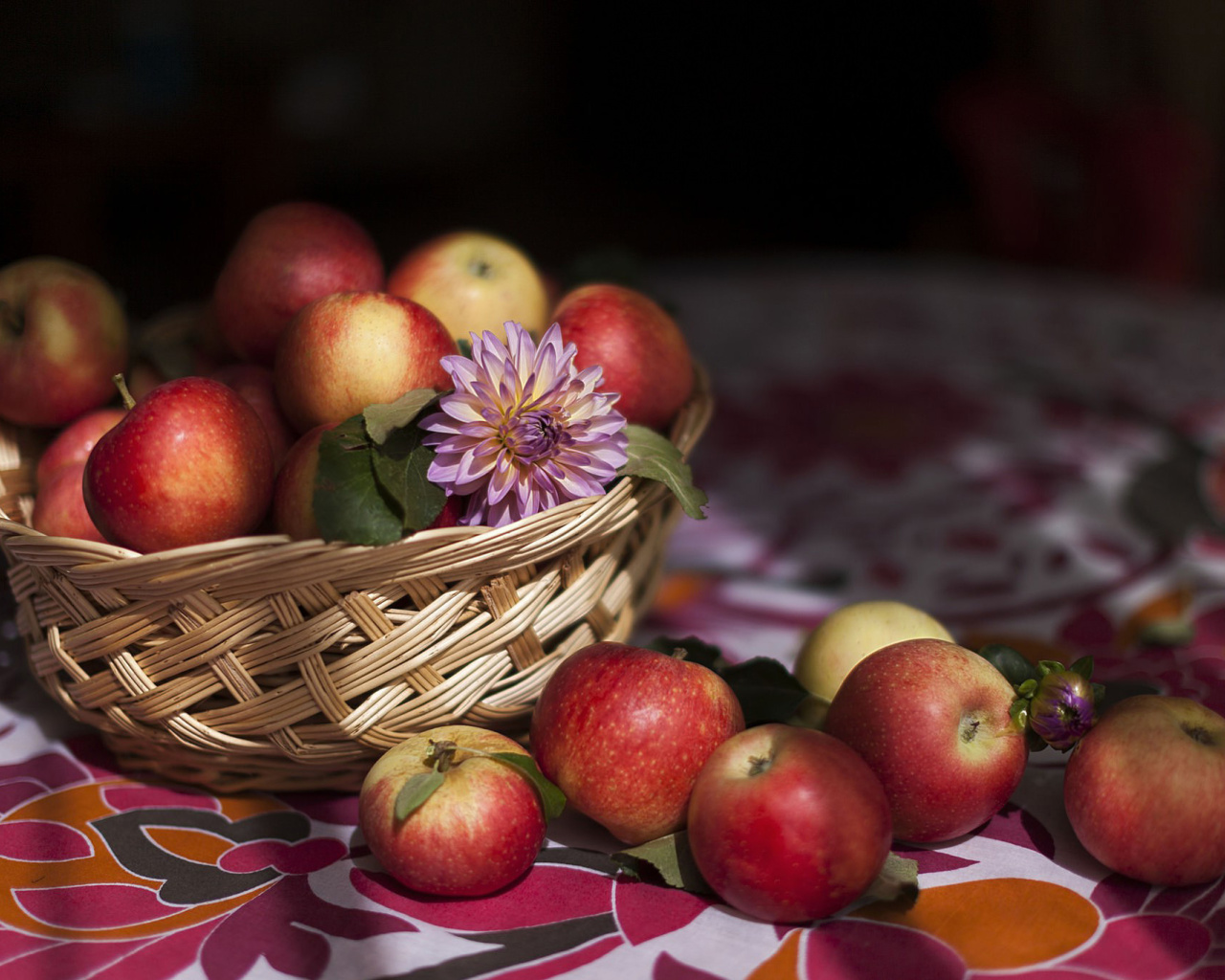 Bunch Autumn Apples wallpaper 1280x1024