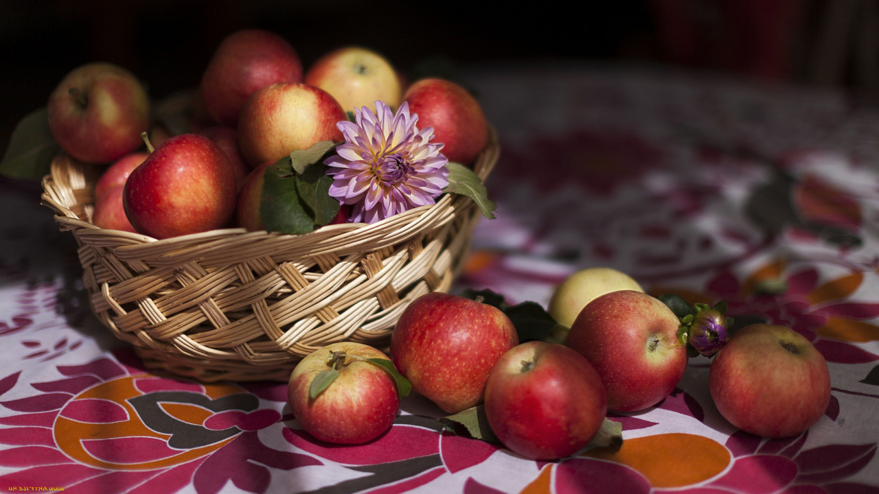 Обои Bunch Autumn Apples 1280x720