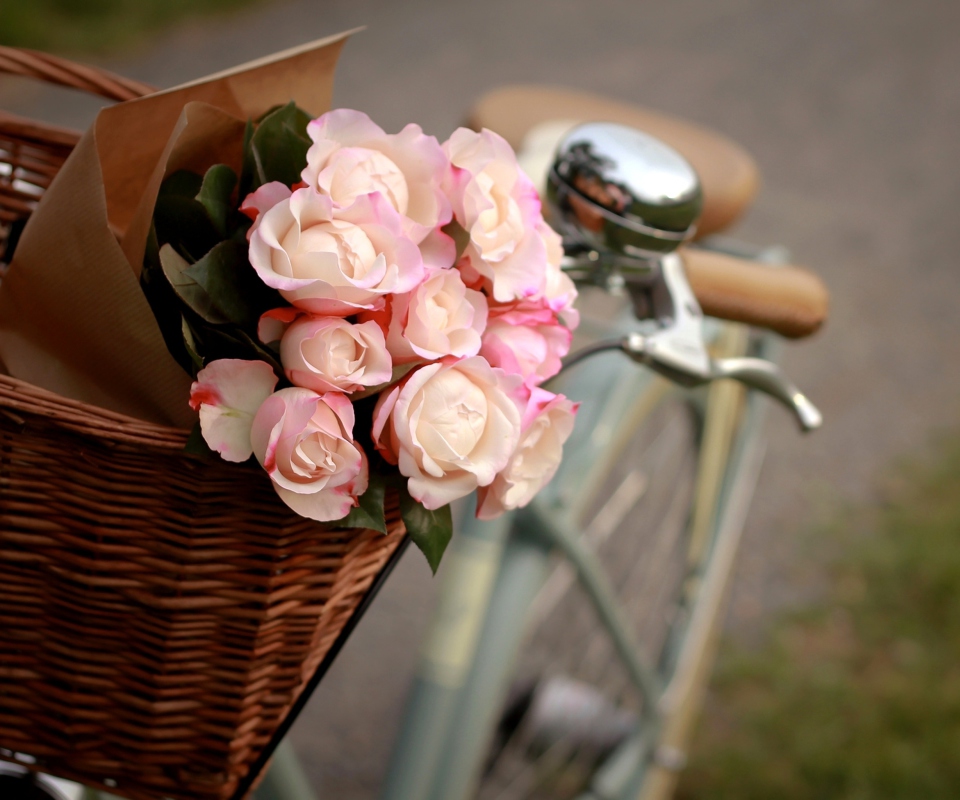 Das Pink Roses In Bicycle Basket Wallpaper 960x800