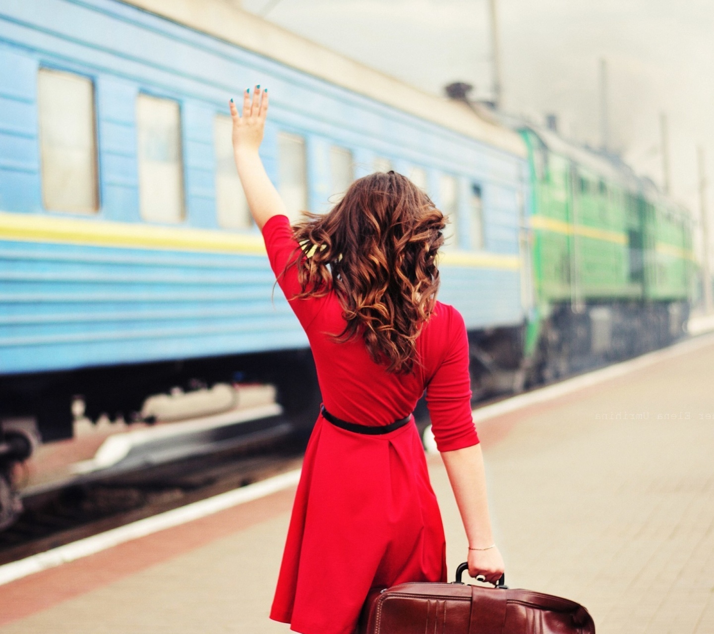Das Girl traveling from train station Wallpaper 1440x1280