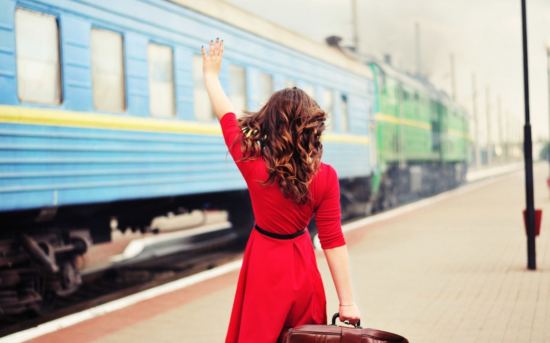 Girl traveling from train station wallpaper 1920x1200