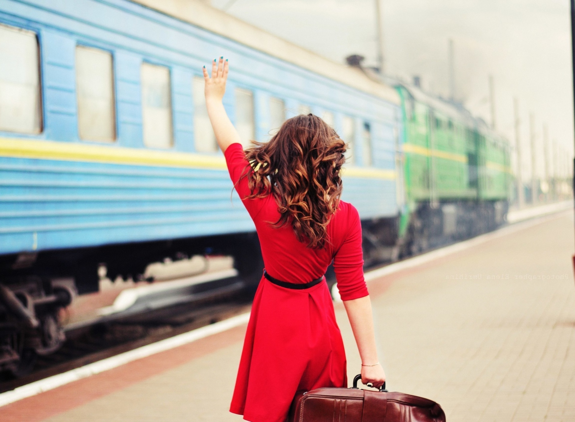 Girl traveling from train station wallpaper 1920x1408