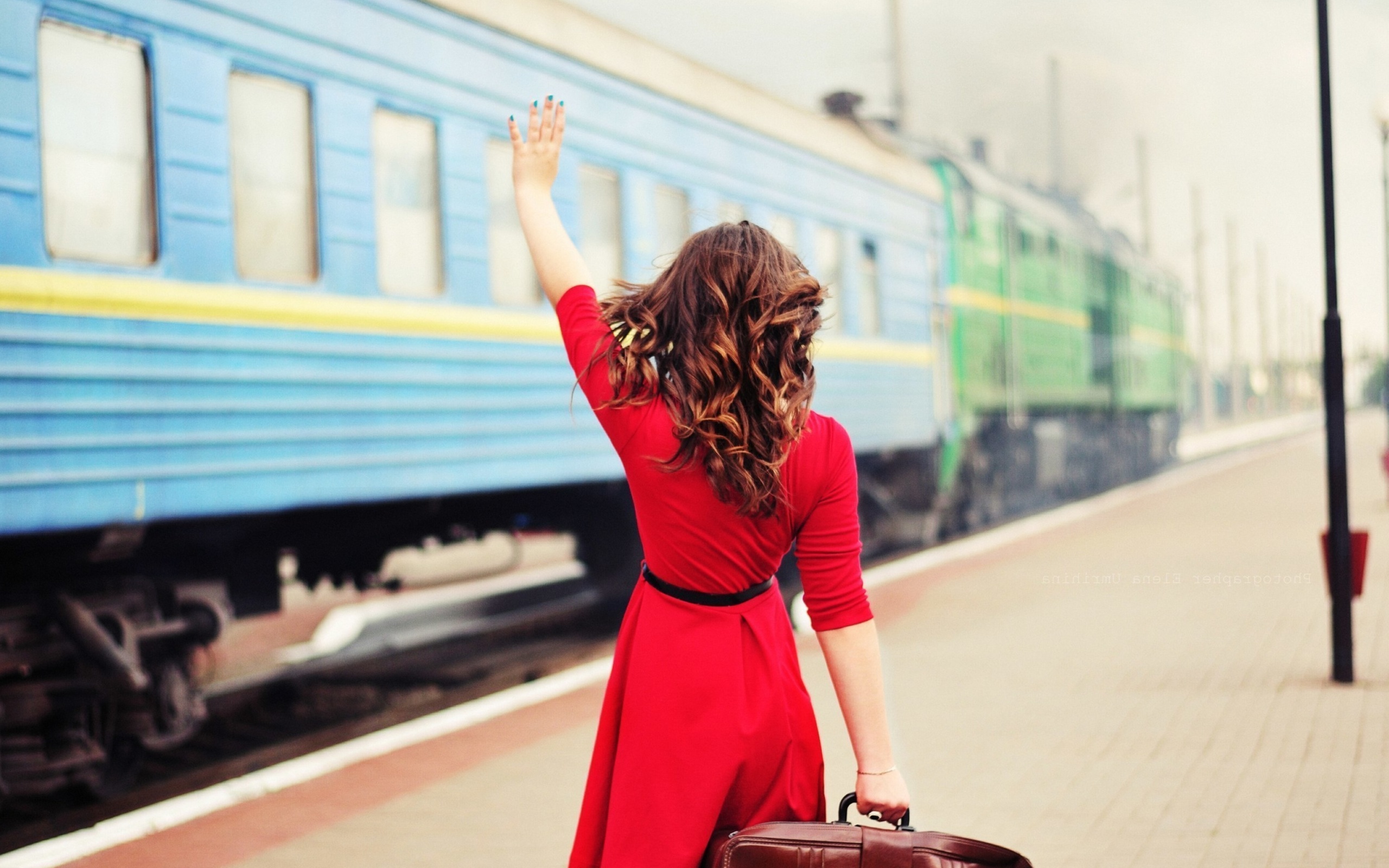 Fondo de pantalla Girl traveling from train station 2560x1600