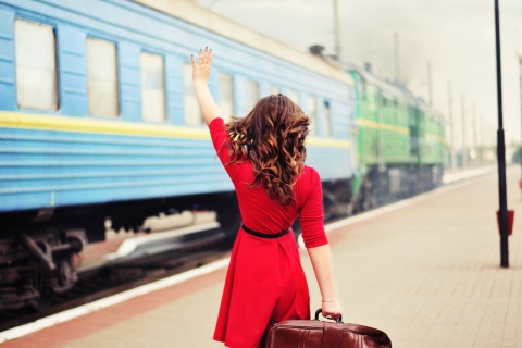 Das Girl traveling from train station Wallpaper 480x320