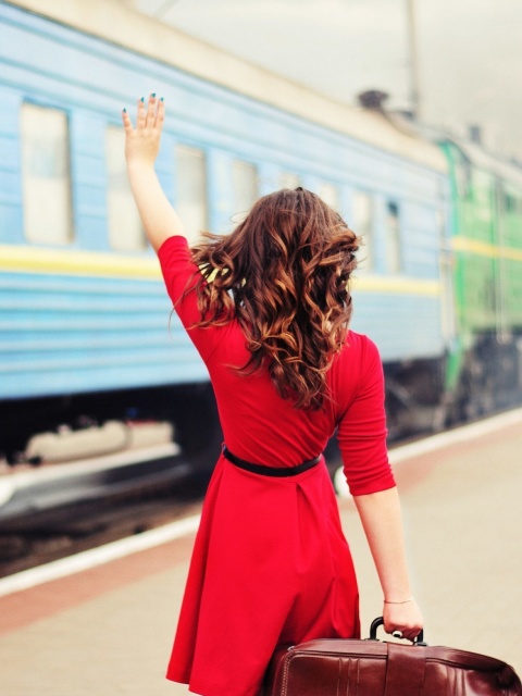 Das Girl traveling from train station Wallpaper 480x640
