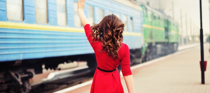 Girl traveling from train station wallpaper 720x320