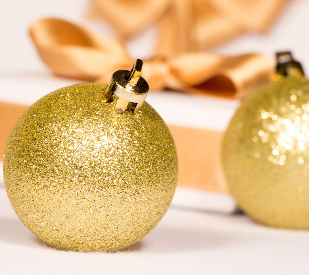 Обои Gold Christmas Balls 1080x960