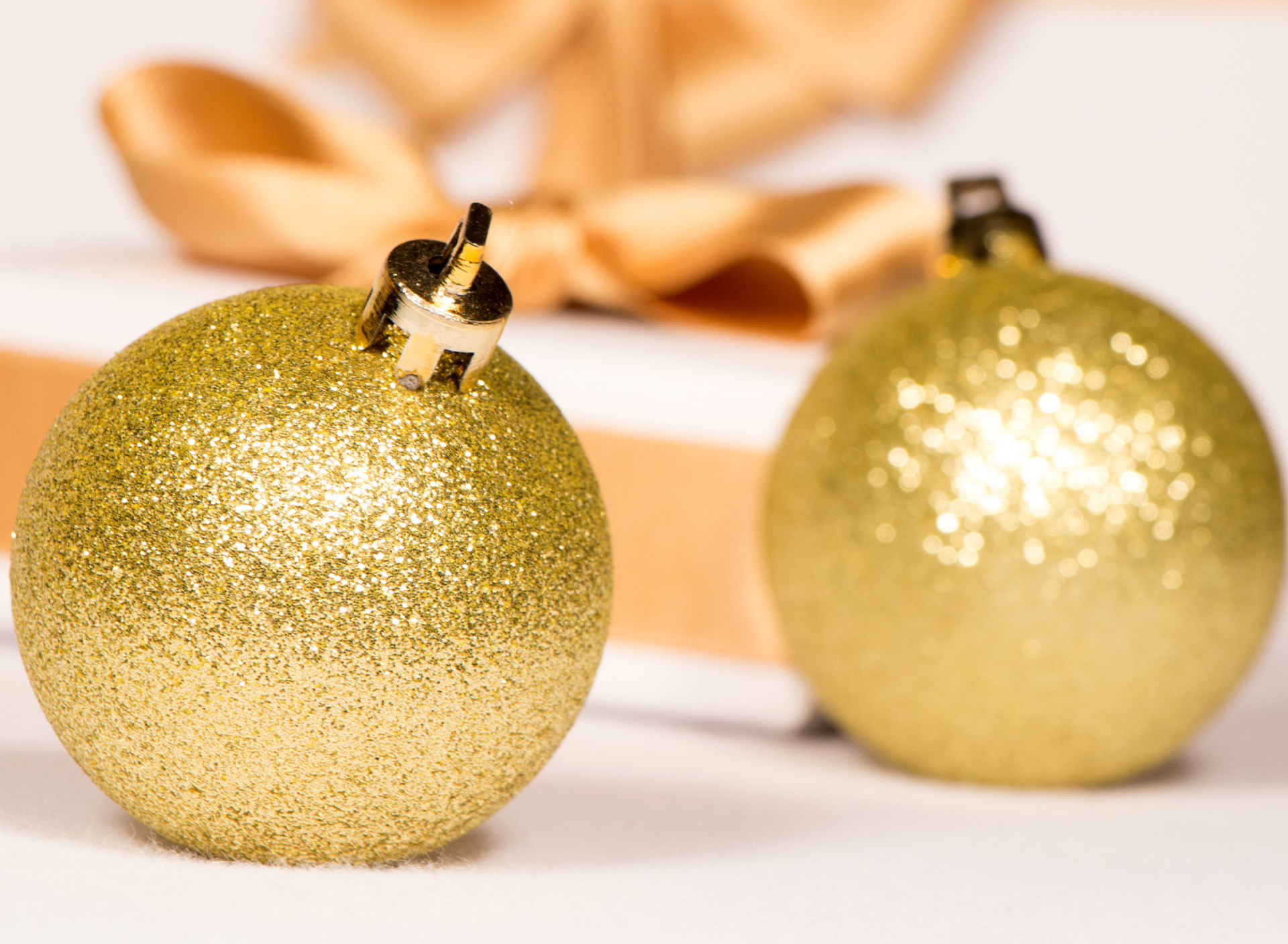 Обои Gold Christmas Balls 1920x1408