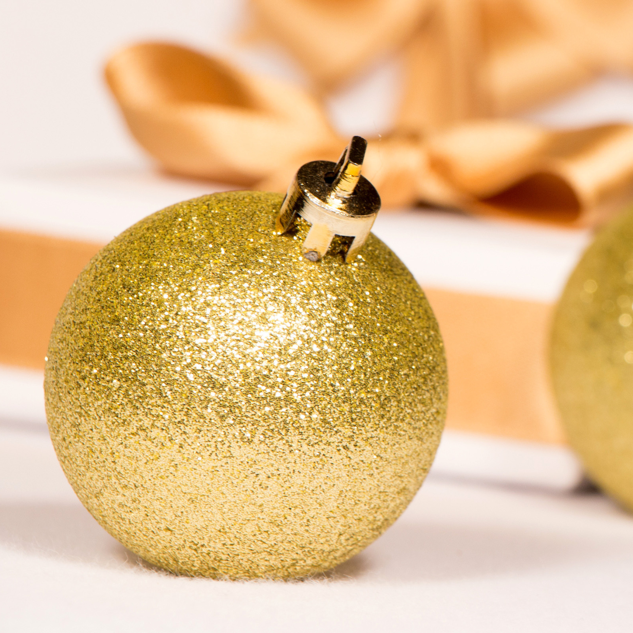 Обои Gold Christmas Balls 2048x2048