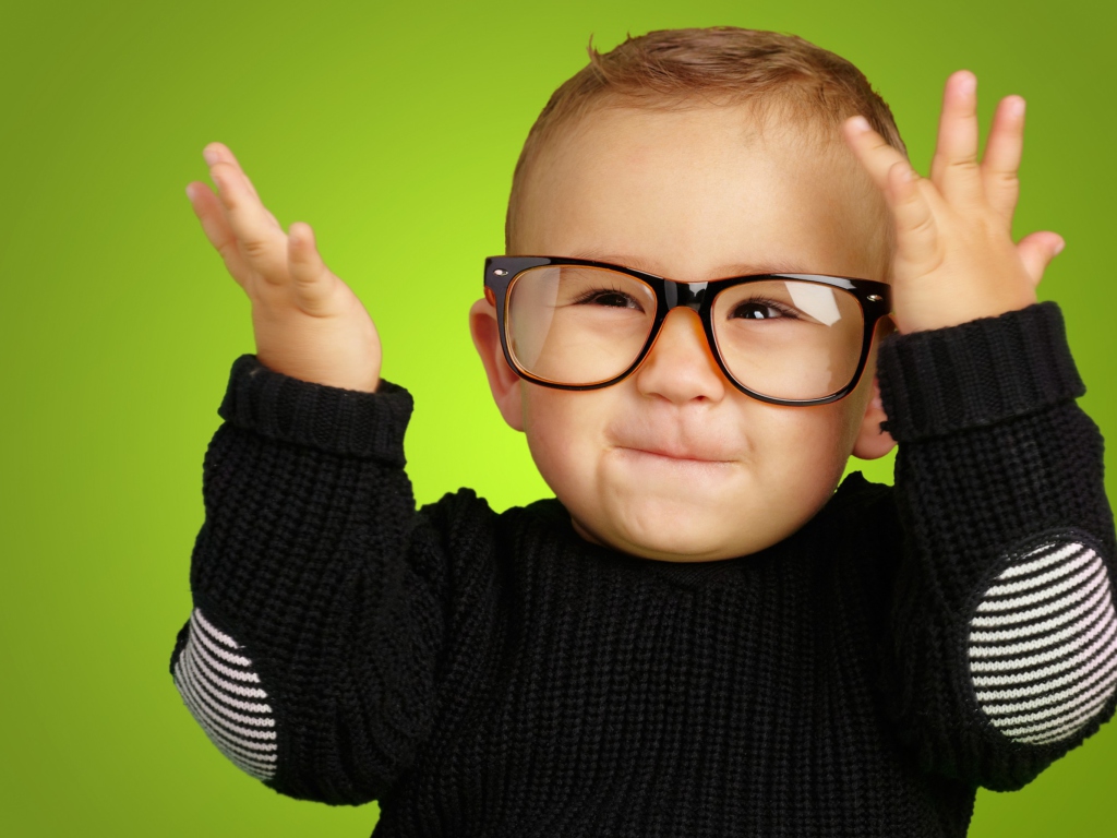 Das Happy Baby Boy In Fashion Glasses Wallpaper 1024x768