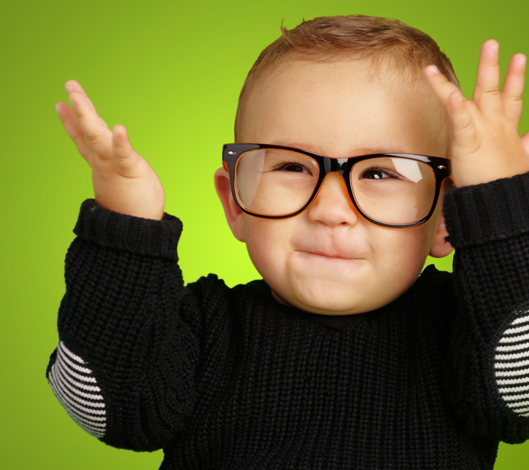 Das Happy Baby Boy In Fashion Glasses Wallpaper 1080x960