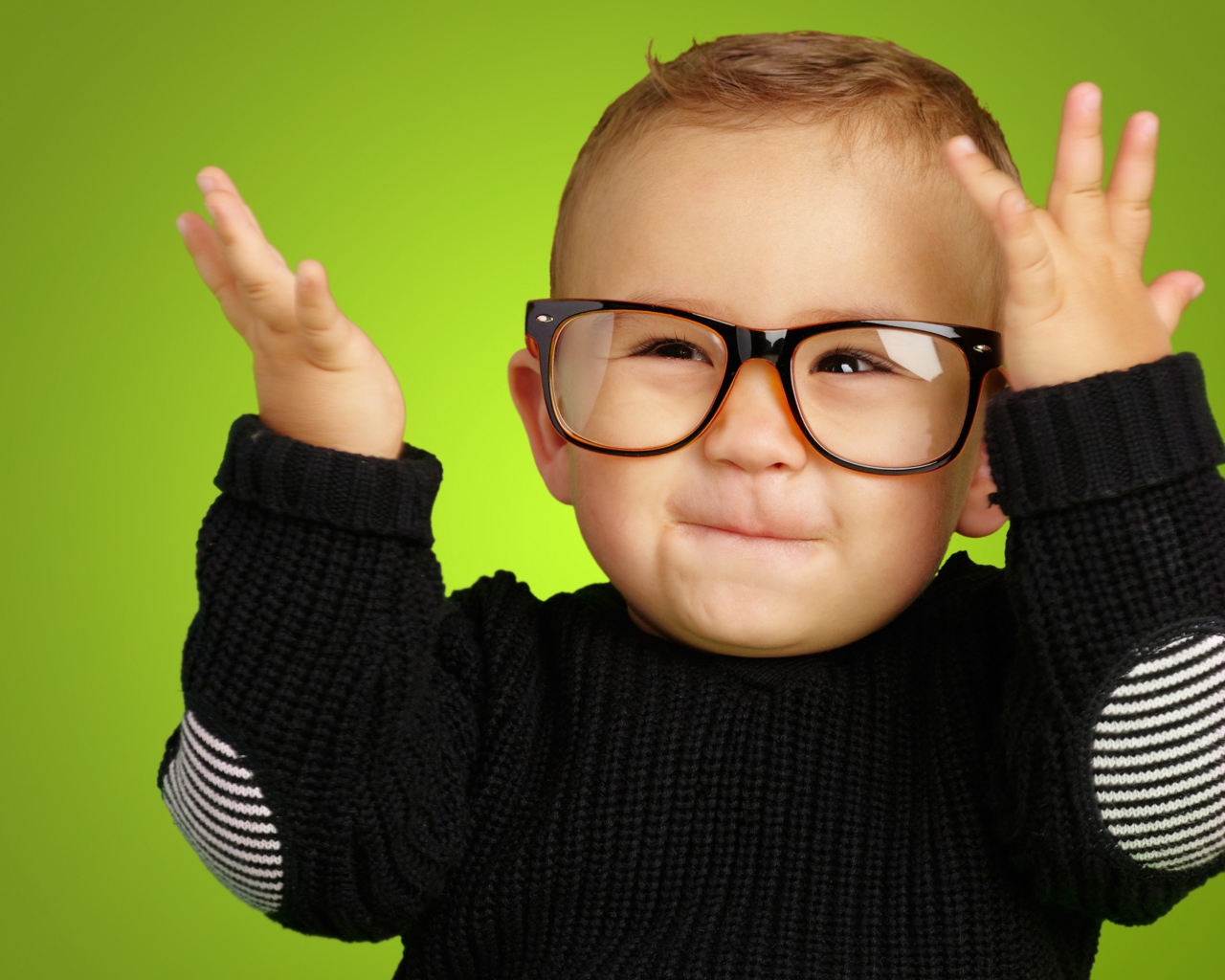 Das Happy Baby Boy In Fashion Glasses Wallpaper 1280x1024