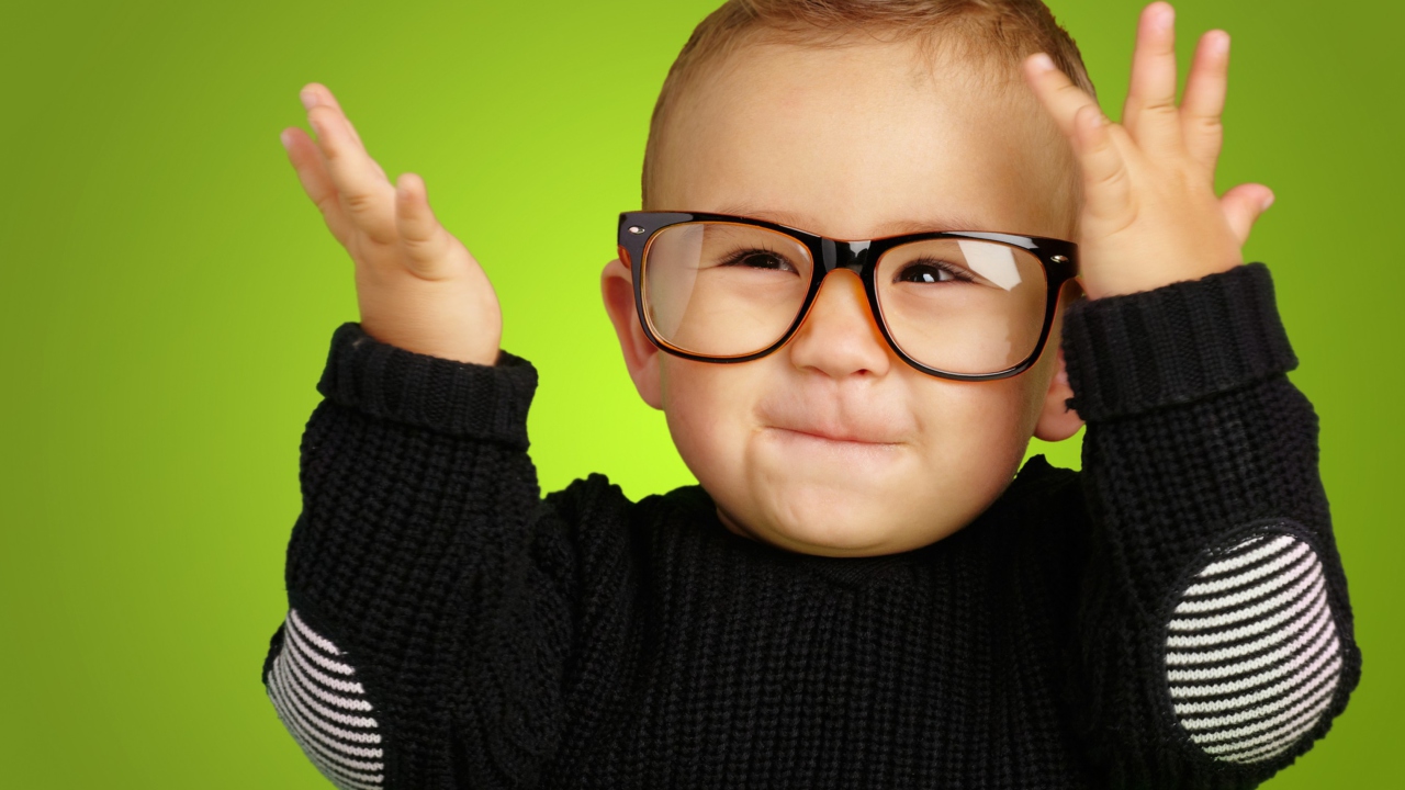 Sfondi Happy Baby Boy In Fashion Glasses 1280x720