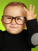 Das Happy Baby Boy In Fashion Glasses Wallpaper 132x176