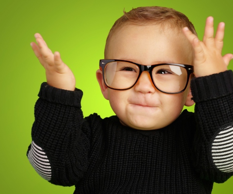 Sfondi Happy Baby Boy In Fashion Glasses 480x400