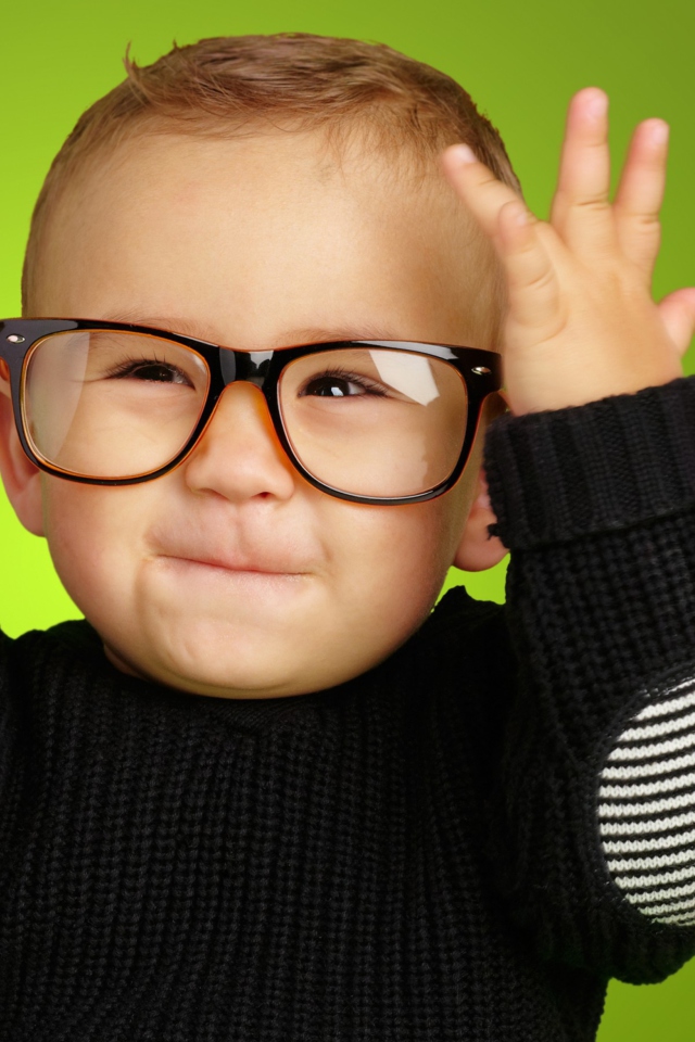 Das Happy Baby Boy In Fashion Glasses Wallpaper 640x960