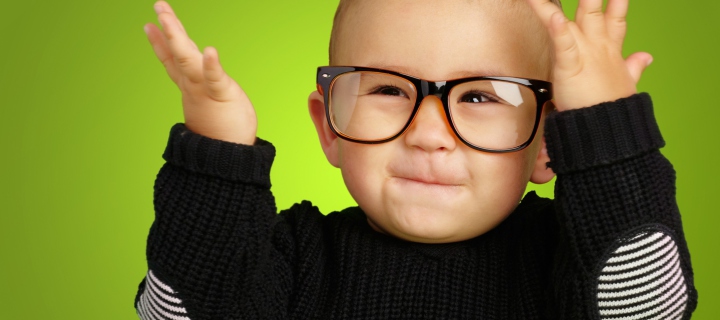 Screenshot №1 pro téma Happy Baby Boy In Fashion Glasses 720x320