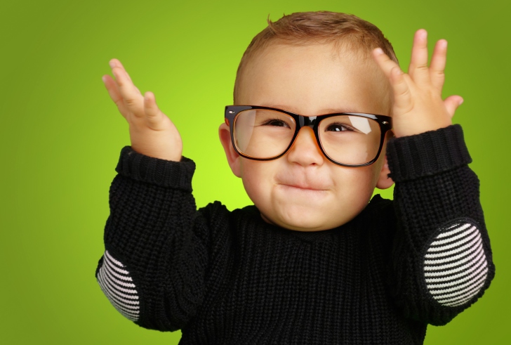 Das Happy Baby Boy In Fashion Glasses Wallpaper