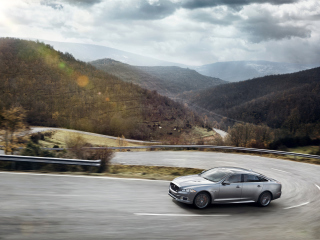 Das 2014 Jaguar Xjr Mountain Road Wallpaper 320x240