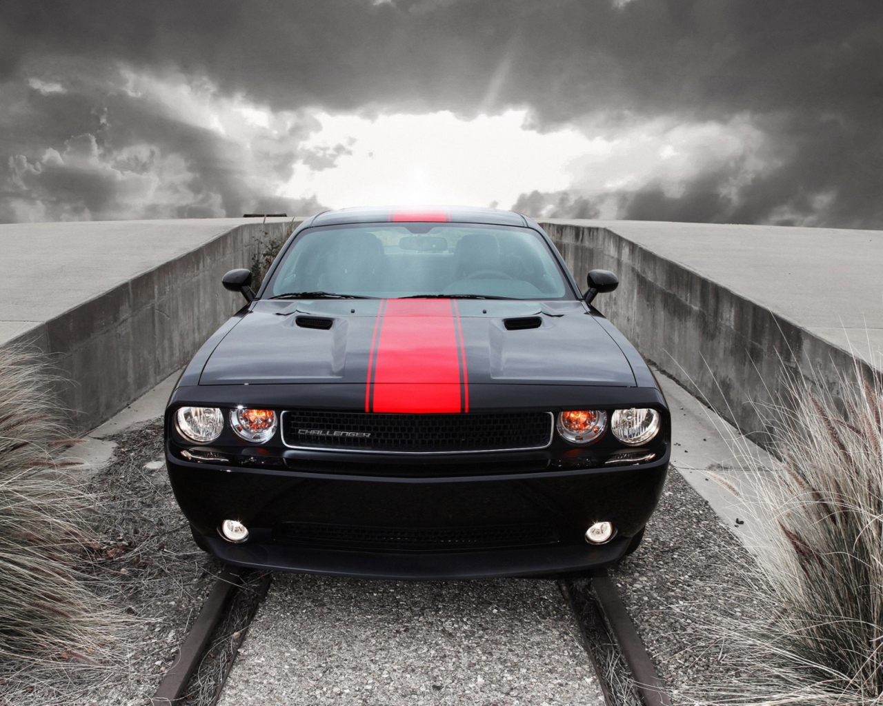 Screenshot №1 pro téma Dodge Challenger Front View 1280x1024