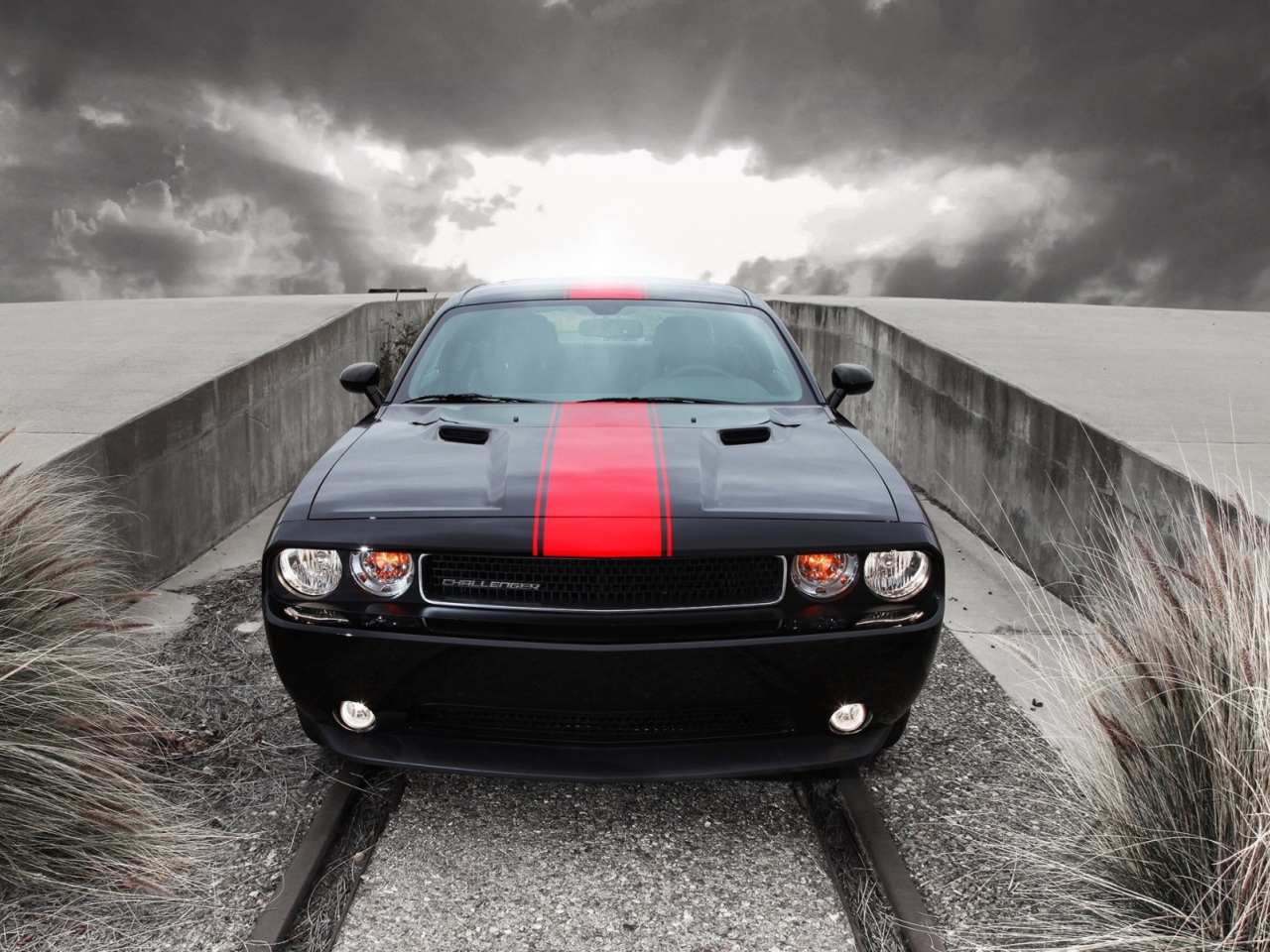 Das Dodge Challenger Front View Wallpaper 1280x960