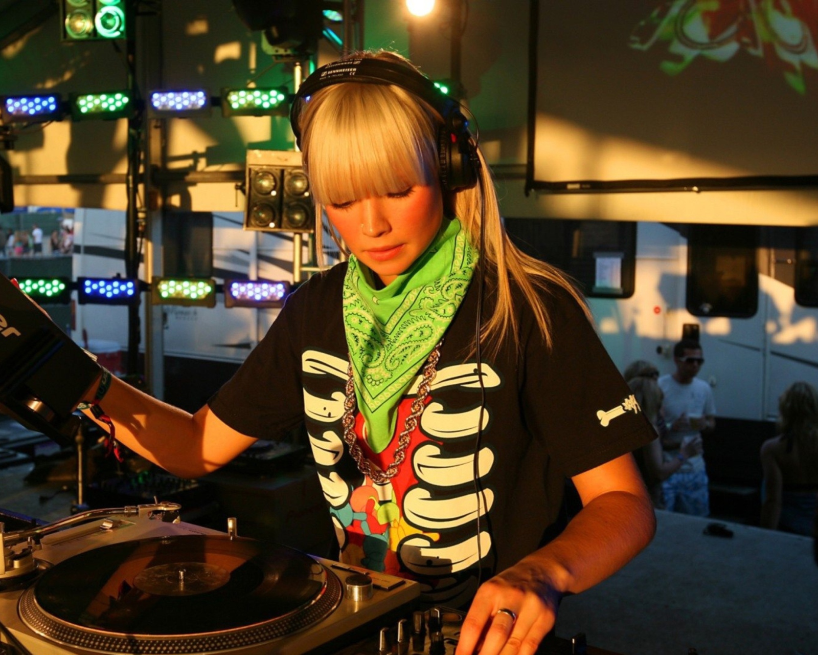 Sfondi Nightclub B-style DJ 1600x1280